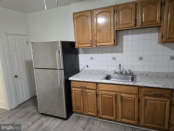 2nd image of 2404 Lamotte St