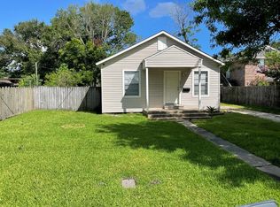 5979 32nd St, Groves, TX 77619