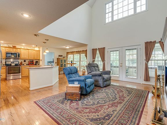 11th image of 490 Cockatiel Rd