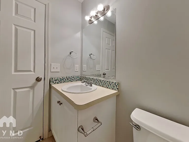 824 Helen St — Photo 11