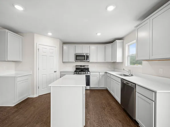387 Edge Brook Dr, Holly, MI 48442