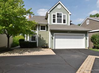 706 Viewpointe Dr, St Charles, IL 60174