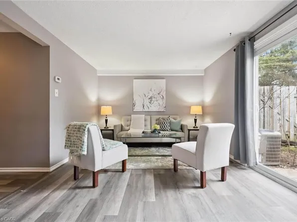 120 Country Club Dr #17, Guelph, ON N1E 3K7