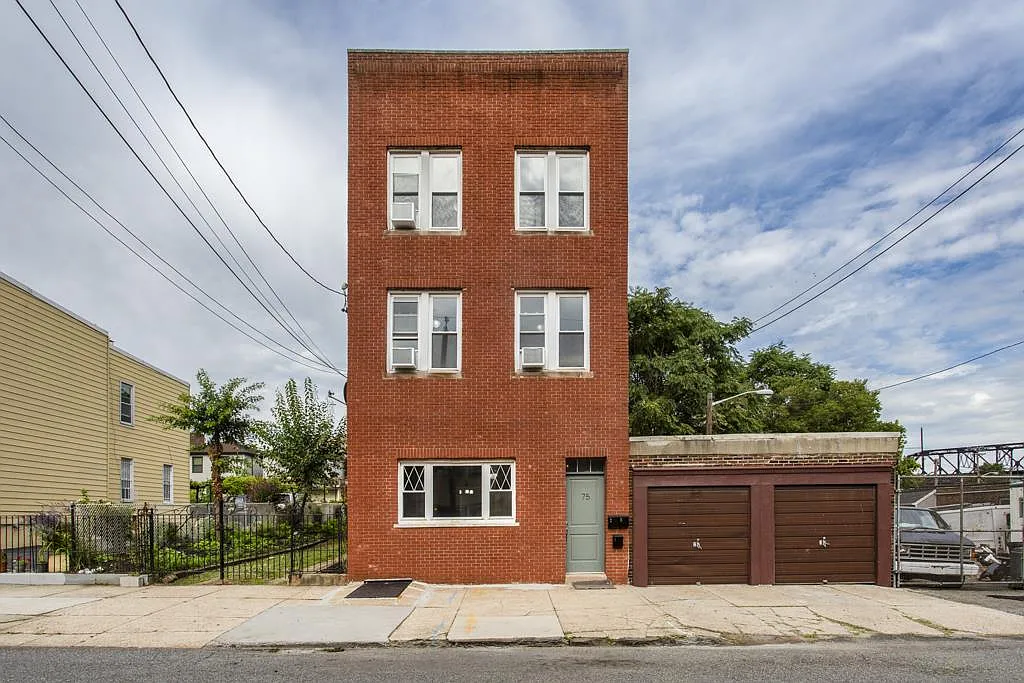 3 bed, 1.0 bath, 975 sqft, $2,900 — Photo 1