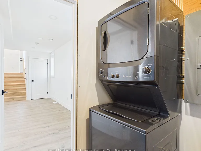 1085 Sutton St — Photo 17