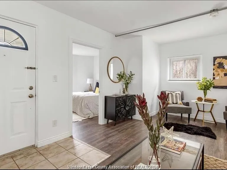329 Pierre Ave #MAIN FLOOR — Photo 2
