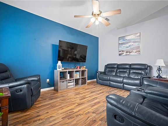 5th image of 209 Maplewood Loop