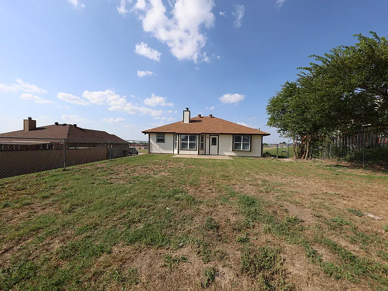 2502 Eastwood Dr — Photo 4