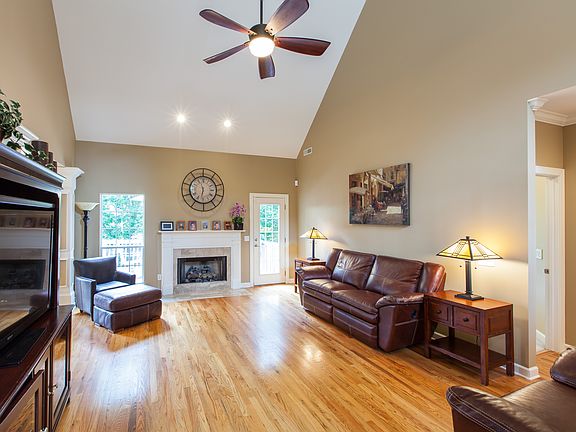 5th image of 818 Windy Hill Dr