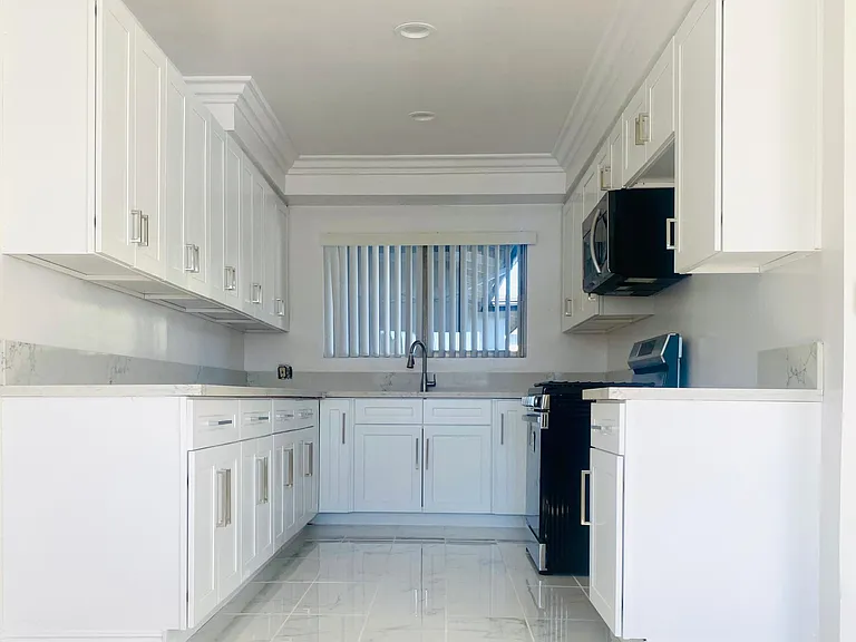 12410 Chandler Blvd — Photo 19