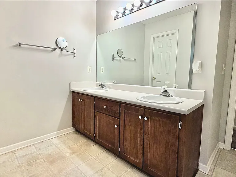 1130 Montclair Dr — Photo 18