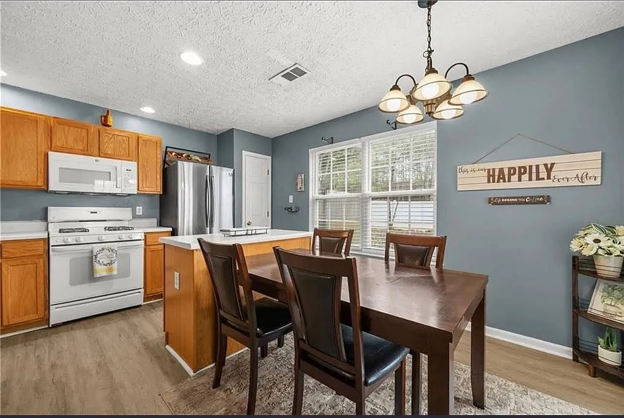 3 bed, 1260 sqft, $2,400 — Photo 4