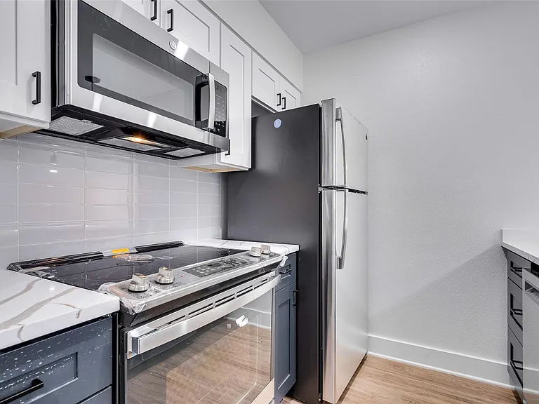 202 E 45th St #205 — Photo 17