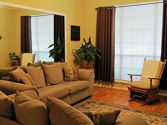 Front living or formal dining