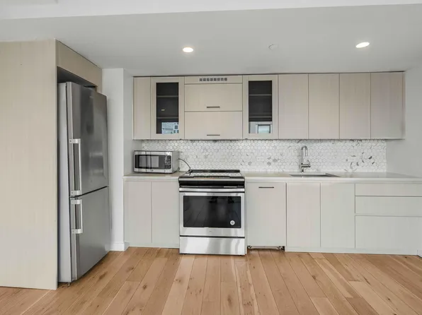 555 Waverly Avenue image 7 of 24