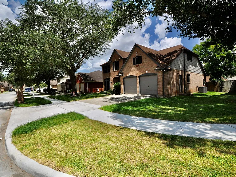 8819 Hedgestone Ct — Photo 1