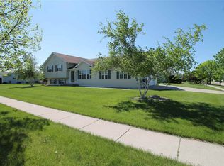 635 E Countryside Dr, Evansville, WI 53536