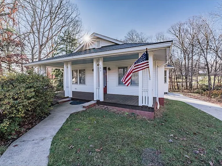 189 Holbrook Rd — Photo 1