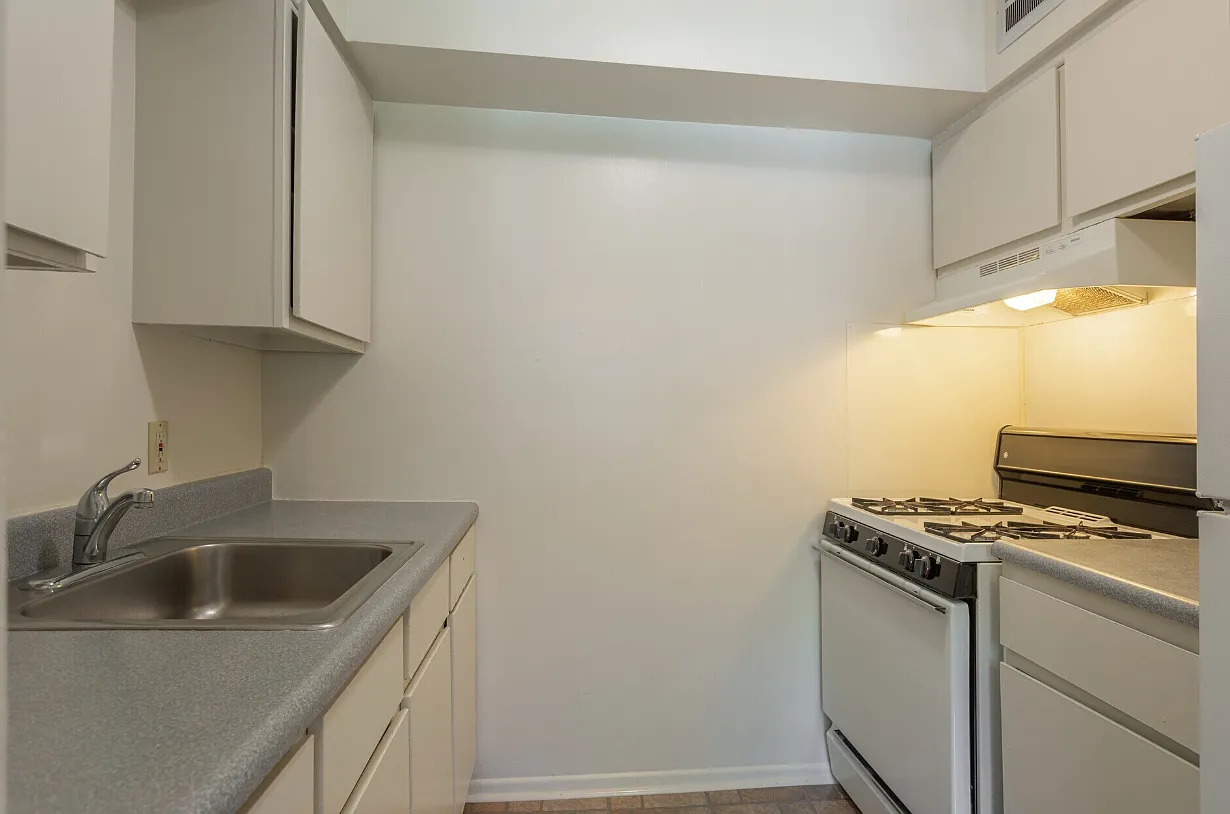 Oakwood Park Apartments — Photo 2