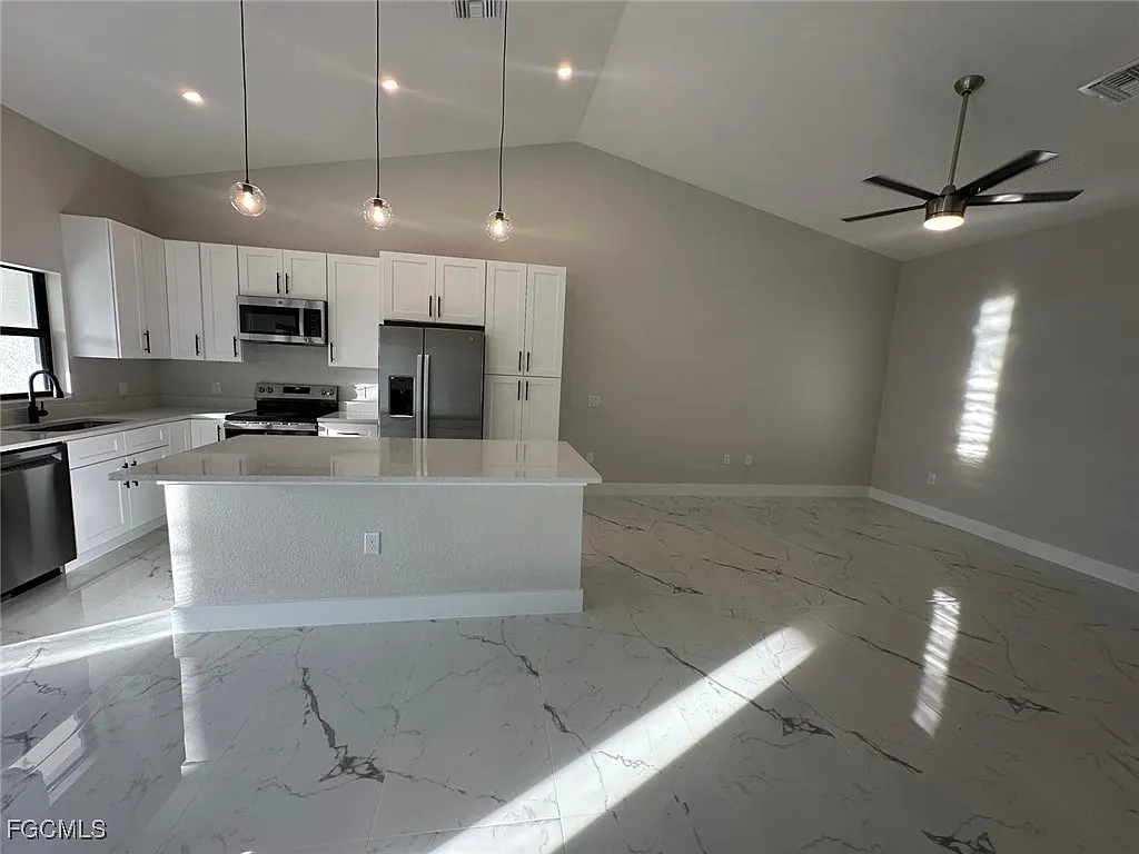 3 bed, 2.0 bath, 1728 sqft, $2,000 — Photo 3
