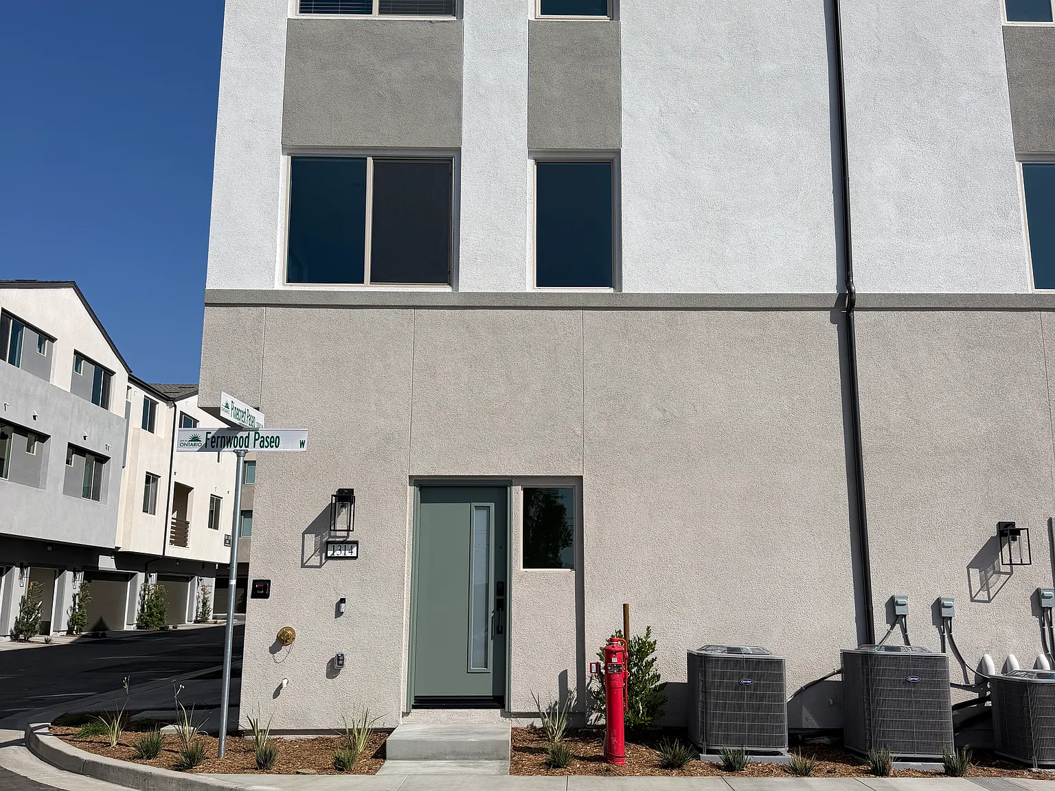 3 bed, 2.5 bath, 1553 sqft, $3,450 — Photo 3