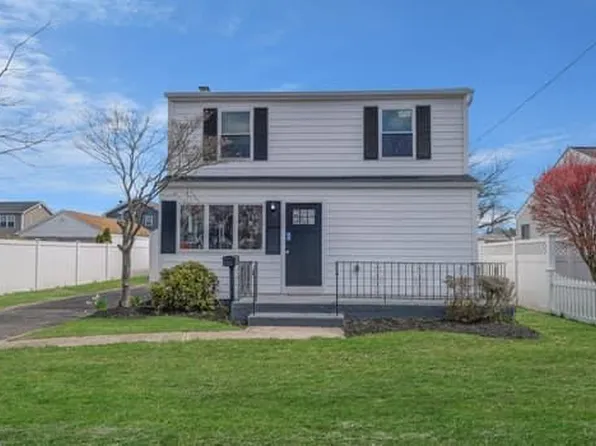 831 Keith Lane, West Islip, NY 11795