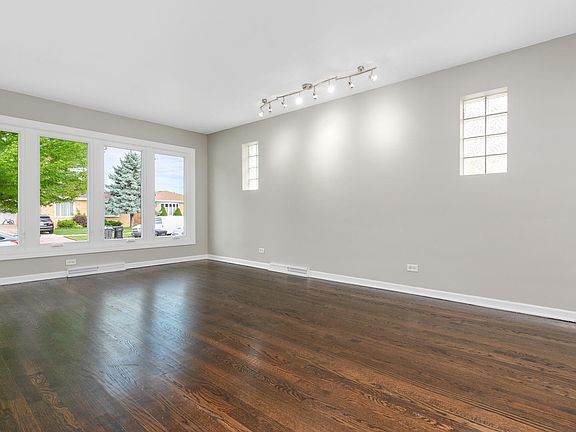 3rd image of 4911 N Nordica Ave