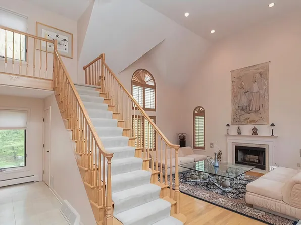 7 Canterbury Lane, Monroe, CT 06468