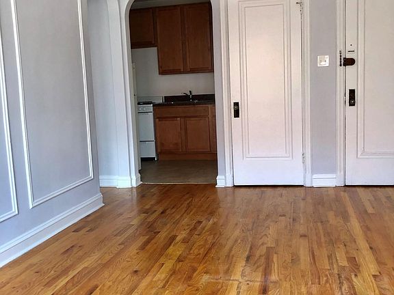 5th image of 2351 W Wilson Ave