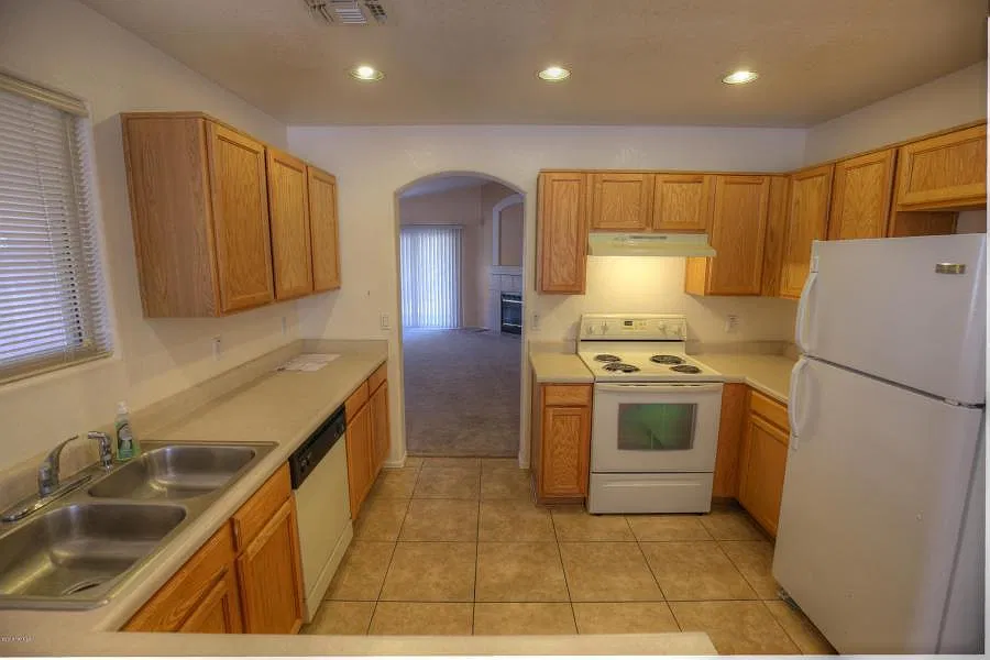 3 bed, 2.0 bath, 1318 sqft, $1,695 — Photo 2