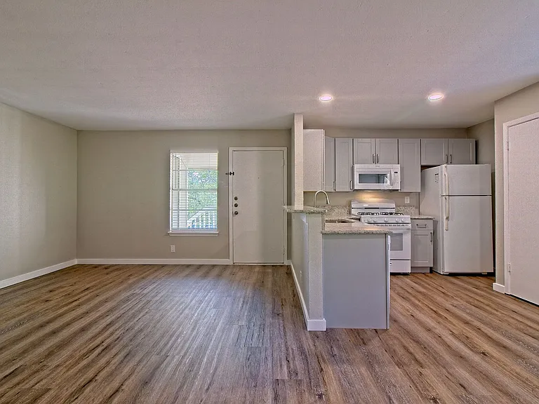 401 Hedgewood Dr #C — Photo 2
