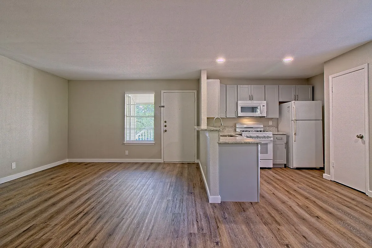 Building Photo - 401 Hedgewood Dr #C