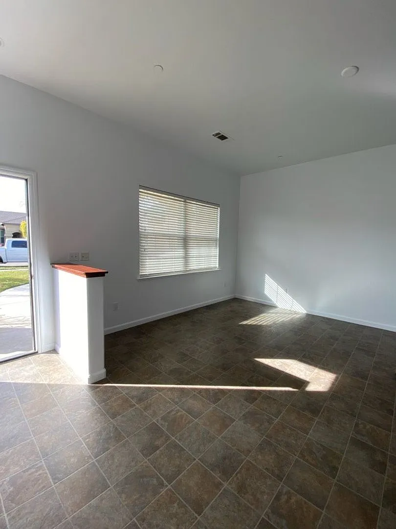 Spacious 4 Bed, 2 Bath Home in Farmersville! — Photo 2
