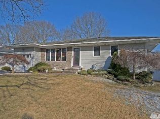 47 Hobart St, East Islip, NY 11730
