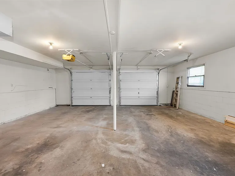 2700 Queenswood Dr — Photo 31