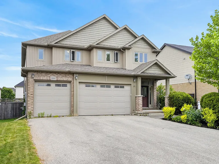 2200 Dogwood Cres — Photo 1