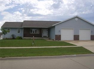 418 W Prairie Dr, Fairfax, IA 52228