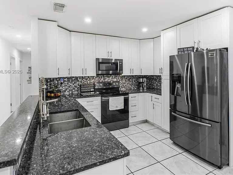 630 NE 23rd Ct — Photo 10