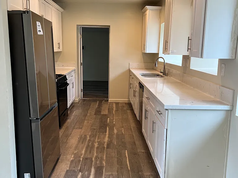 536 S Tulip St — Photo 8