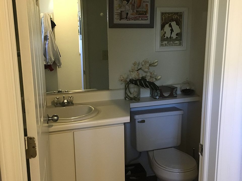 Main floor 1/2 bath