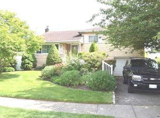 18 Hollins Rd, Hicksville, NY 11801