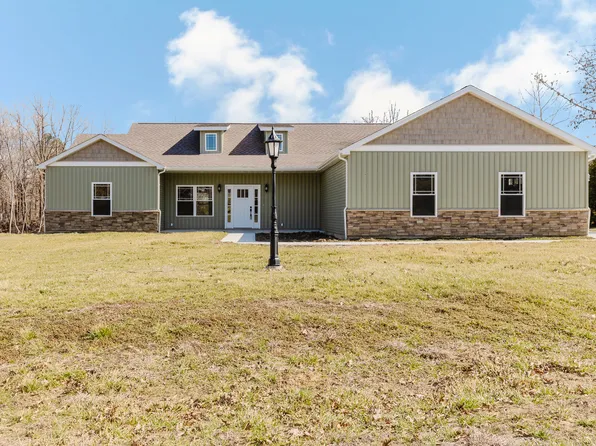 704 Jonathon Ln, Carterville, IL 62918