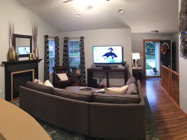 115 W 1st St, Trenton, IL 62293