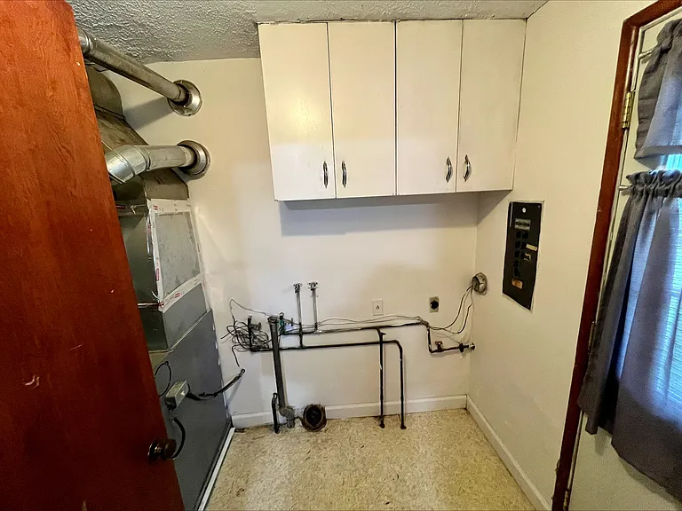 1141 Saxe Ave — Photo 8