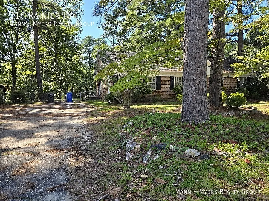 Charming Brick 3 Bedroom Home with Large Fenced Yard Minutes from Fort Bragg — Photo 2