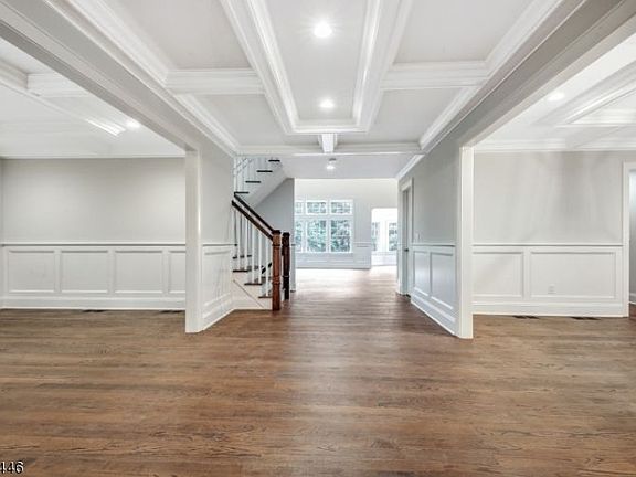 4th image of 284 Hobart Ave