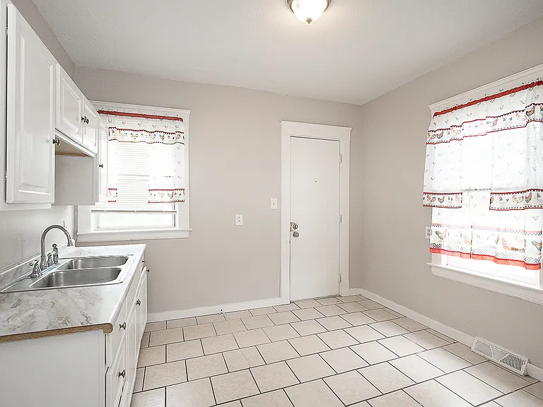 12917 Thornhurst Ave — Photo 11