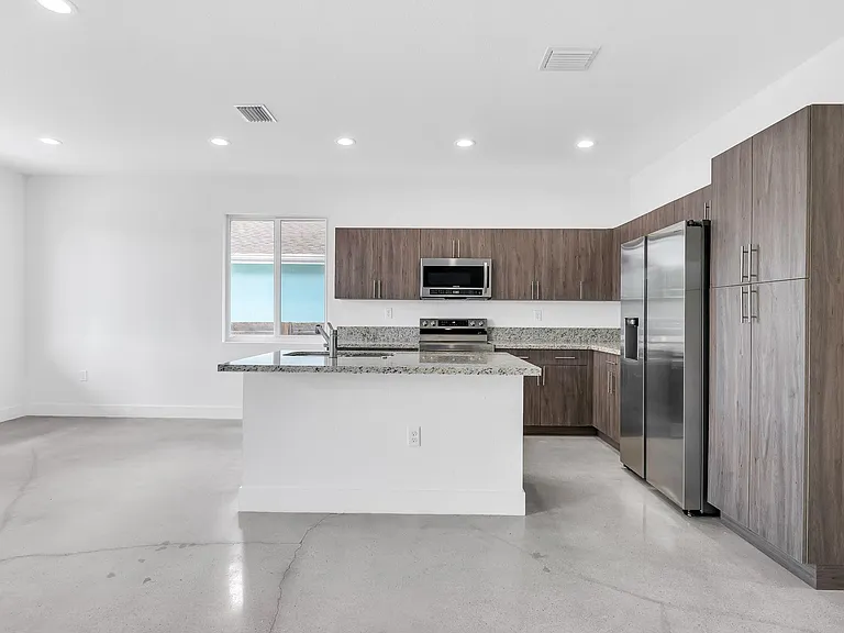 642 NW 15th Ave — Photo 3