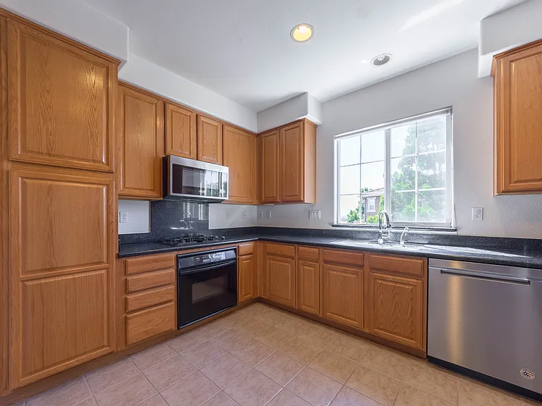 553 Adeline Ave — Photo 7