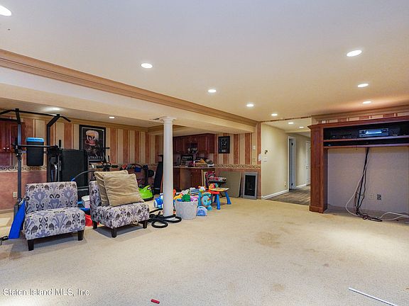 3rd image of 182 Benedict Ave
